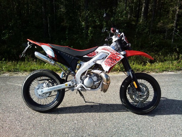 EX Derbi
EX Tallissa tällä hetkellä tälläinen.
Avainsanat: derbi, mopo, kesa