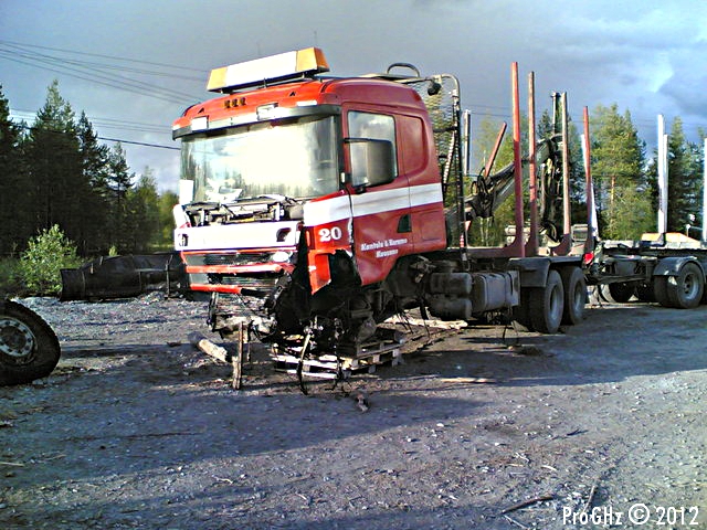 Tapahtunut vuonna 2008. Alle jäänyt kuljettaja kuoli välittömästi.
Kuljetusliike Kantola & Koramo Oyn auto kyseessä ja kuvattu tuoreeltaan yrityksen varikolla. Pahaa jälkeä ja ei ihme alle jäänyt kuljettaja kuoli välittömästi. 
