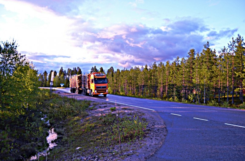 Tienpäällä reissussa Pohjoisessa.
Avainsanat: Volvo, rekka, hämärä, puuauto, puurekka