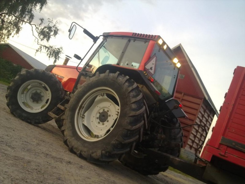 ValtraValmet 6550 ja Kipa 130
Jyvän ajosta tulossa.
