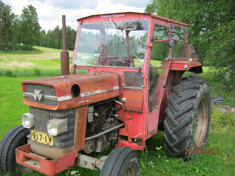 Massey-Ferguson 165 S
Tässä meidän vähäsen isompi massikka.
-Vuosimalli:1978
-Tehoa:68 SAE HV
Avainsanat: Massey-Ferguson;165 S