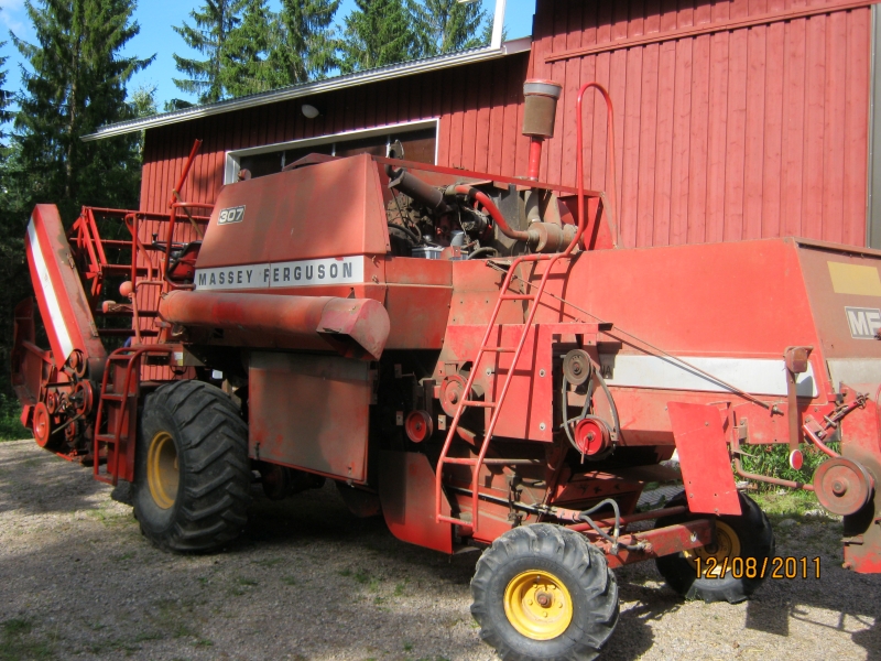 Massey-Ferguson 307
Tuollanen puimuri,-70-luvulta. 
Avainsanat: Massey-Ferguson;307