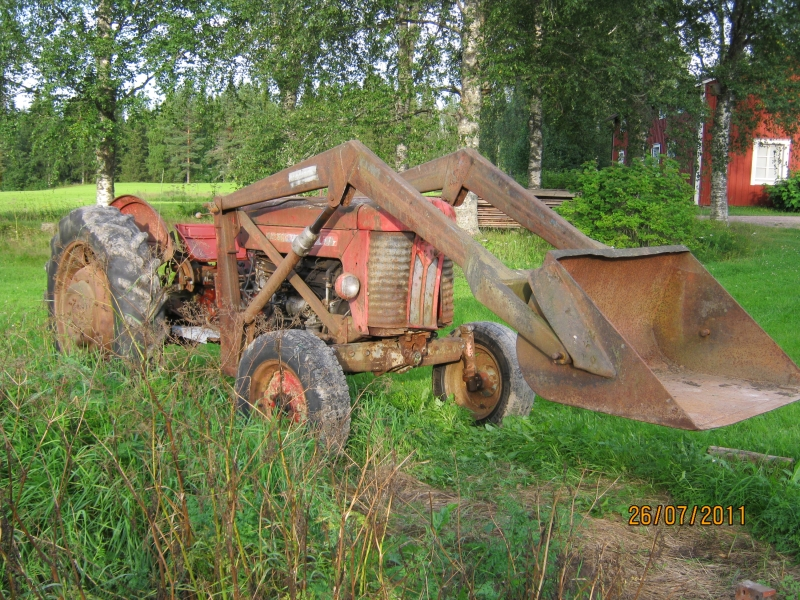 Massey-Ferguson 65 Mark II
Tuossa meidän fergutsooni.
vuosimalli:1963
Ja Jameksen 50 Ek manuaalisella kipillä.
Avainsanat: MF;65;James