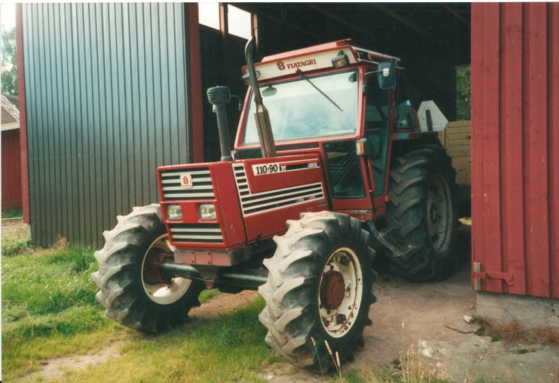 Fiatagri 110-90
Vanha Fiiatti joka oli meillä vuosina 1999-2002
RIP Fiiatin muistolle olit hyvä vehje.
Avainsanat: Fiatagri;110-90