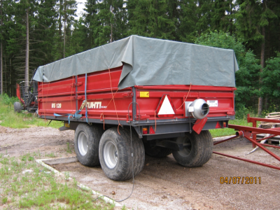 Tuhti WS-120 
Tuossa meidän tuhti.
Jos olette lukeneet Koneviestiä niin tiedätte mikä tuolla kärry perässä on.
Avainsanat: Tuhti;WS-120