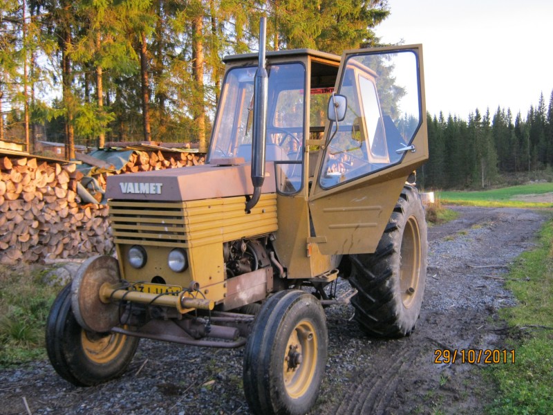 Valmet 502
Meidän tilan Vanha valmetti.
-Vuosimalli 1975
-hevosvoimia 49
-Kerran on maalattu keltaset osat kauan sitten
Avainsanat: Valmet 502;1975