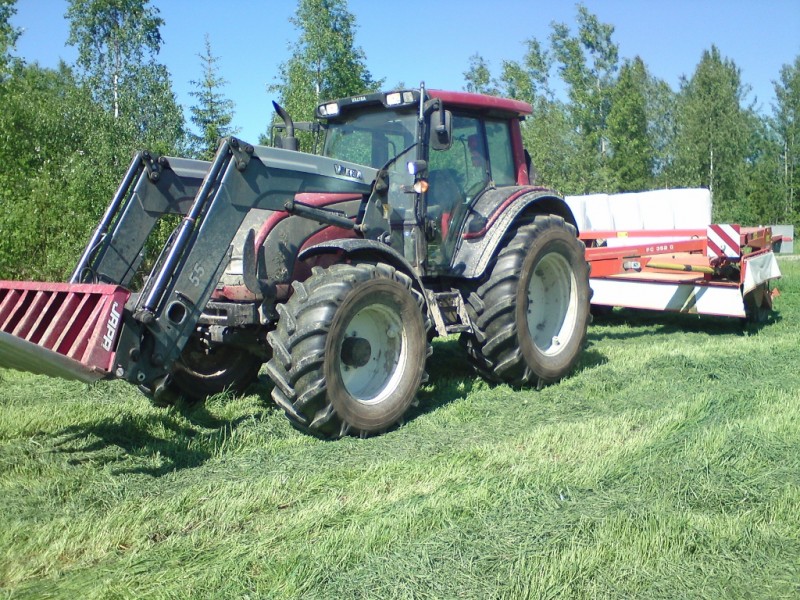 työpaikan koneita:D
tälläpä tuli kans muutama hehtaari niitettyä:D
