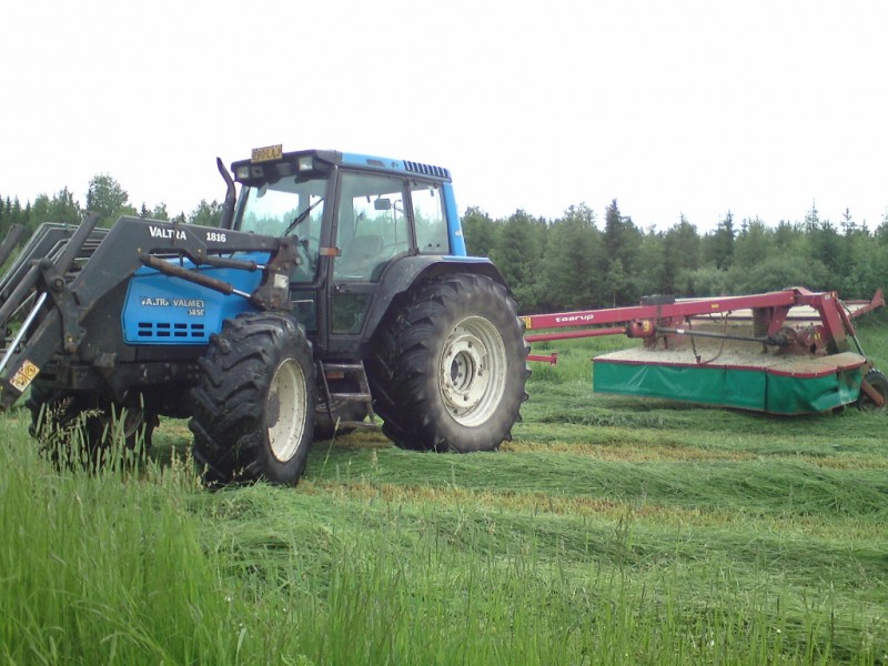 työpaikan koneita:D
tälläpä tuli paljo rehuntekoaikaa ajeltua
