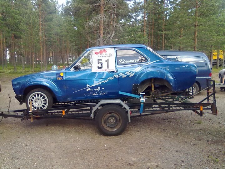 Romuna...
Veli veti Happy Beach rallisprintissä escortin rengaskasaan nurin ;D Piti laettaa numero rikkinäisen ikkunan päälle :D
