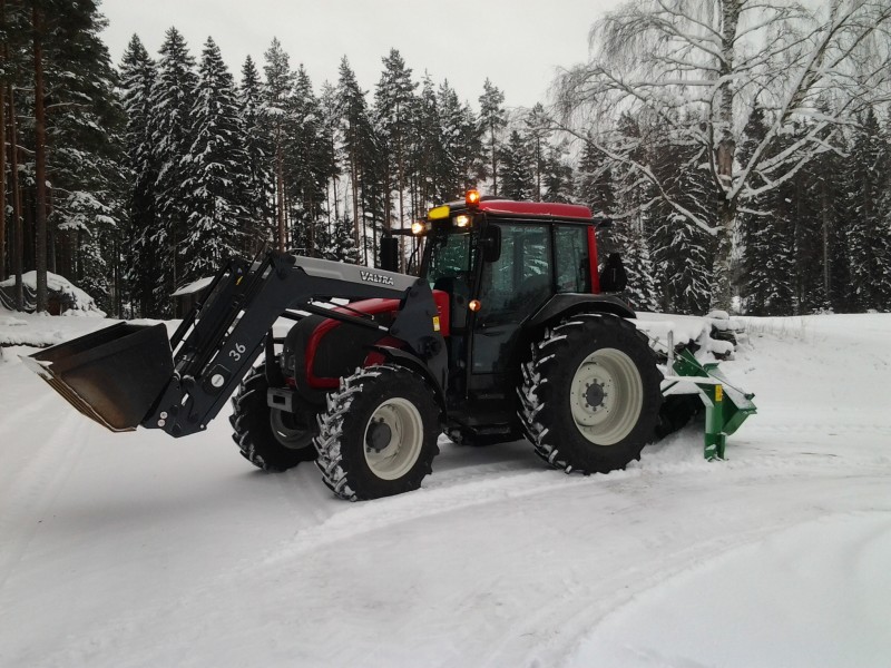 Valtra A93 & AT-231
Tuli lunta sen verran, että herättelin valtran linkohommiin.
Avainsanat: Valtra,AT,231,93