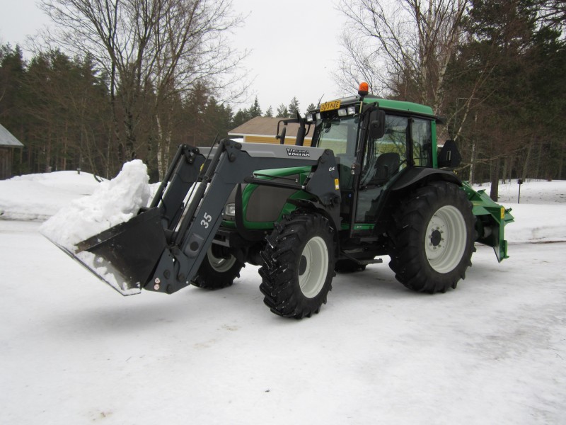 Valtra A95
Lumen kantoa pois pihasta.
Ja tiedän, että kauha on pieni. :D
