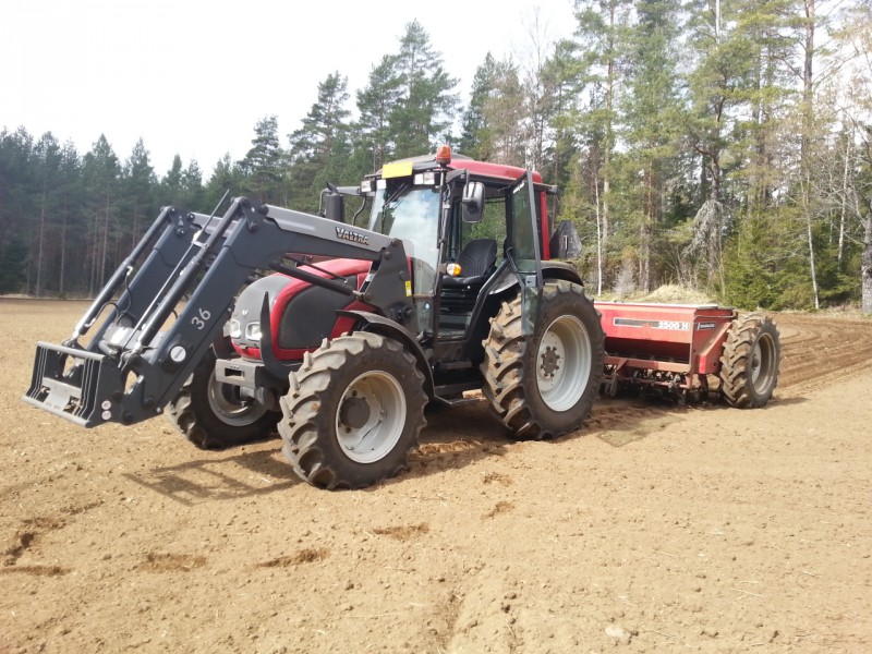 Kylvöä 2014
A93 & Junkkari Simulta 2500H
Avainsanat: Valtra, a93, junkkari, kylvö, 2014