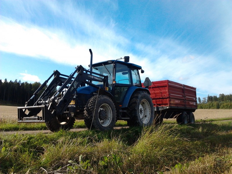 EX New Holland 7635
Tämä meni vaihdossa Verkkuun. 5300h mittaris ku vaihtoon lähti.
