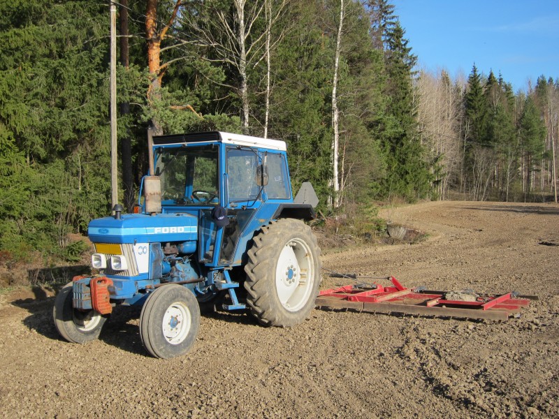 Ford 4610 ja Potila SP6 660.
Tasausäestystä urakka yhdistelmällä. Ahisti aika vitusti. :D 
Avainsanat: Ford, Potila, kynnös, ilta, Belarus