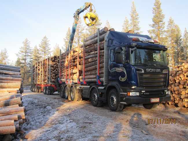 Uusi 84ton puuauto
Hurjan näköinen kampe taitaapi tiet hajota lopullisesti jos nämä rupeaa ajamaan
