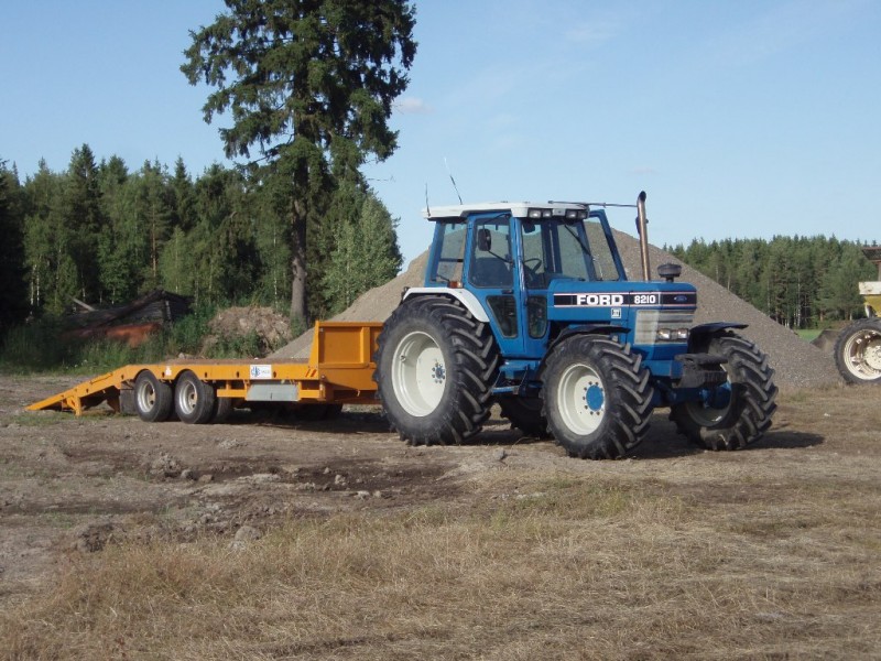 ford 8210 ja kane perässä
