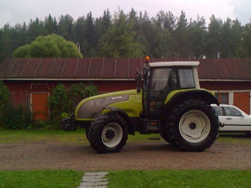 valtra t 160
vakio renkaat ja maalit.... ruma. mutta hieno siitä vielä tullee :)

