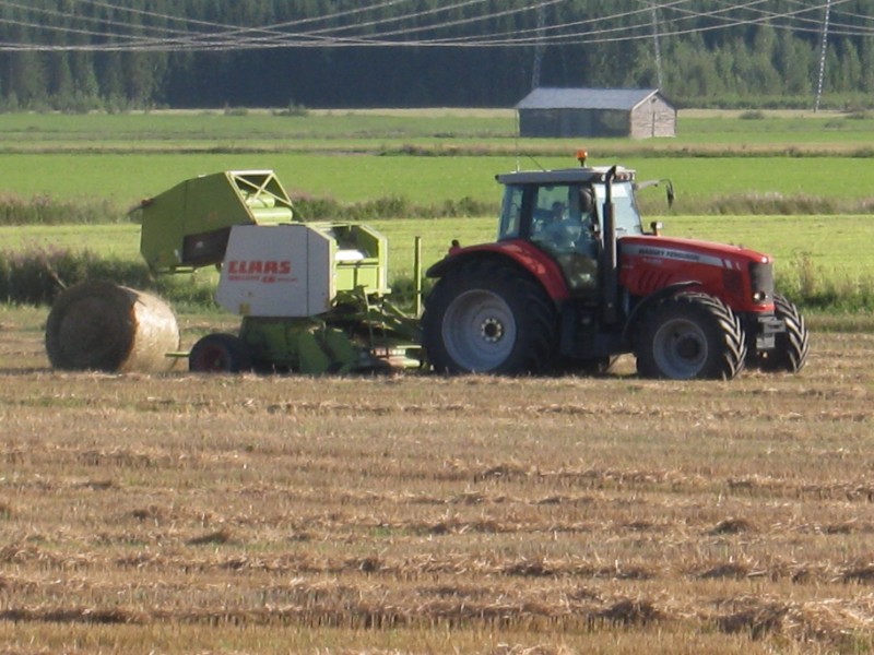 Minä ite kopittamassa.
Koneet:massey ferguson 7485 dyna vt ja valitettavasti claas rolland 46 rc
