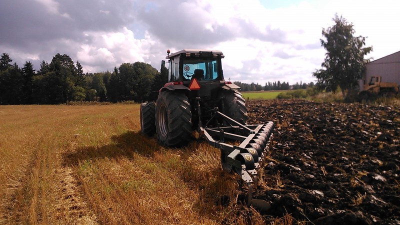 Massey Ferguson 9240 ja goljat 10.
Työlveys 4m.
Työsyvyys n.30cm.
