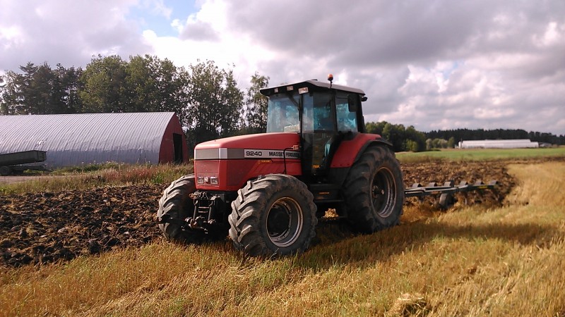 Massey Ferguson 9240 ja goljat 10.
Voimaa on yli 300hp.
