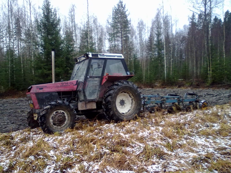 Finn Ursus 914 DL
Puolan seisojalla kyntämässä
