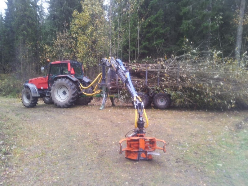 Risumettällä
Valtra 8350 Farma kärryllä ja Biojack risukouralla.
