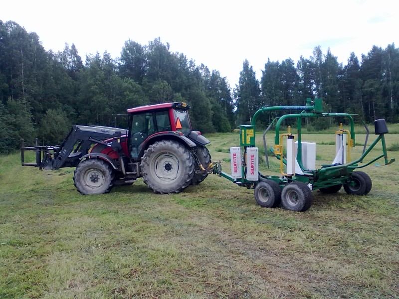 Valtra N111 ja käärijä
Kaverin tilalla töissä
