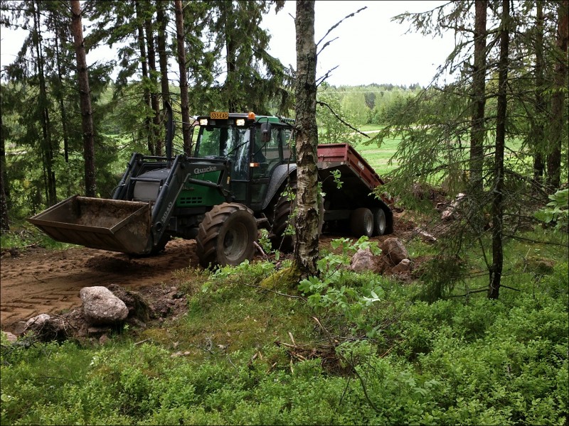 Tien tekoa
Valtra 6400 ja tuhti m90
Avainsanat: Jöö;6400