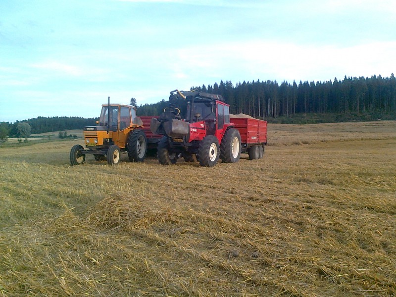 Valmet 602 & Velsa 95. Valmet 705 & Junkkari 85.
Viljan ajo koneet... A92 puuttuu kuvasta.
