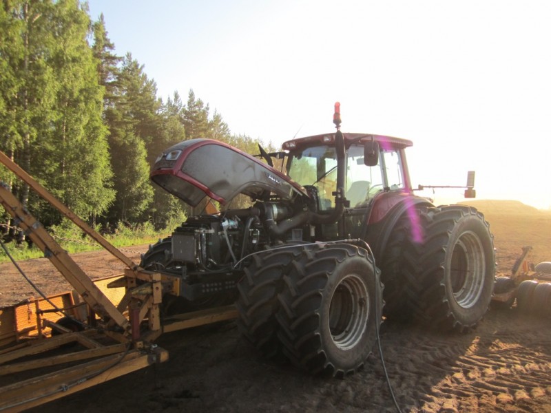 Valtra T170 Paketti Puhdistuksessa .
Kuva on kesältä 2011.
