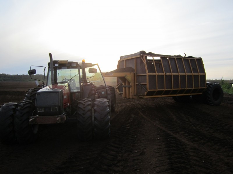Valmet 8400 ja 55m3 mekistä tehty kärri.
