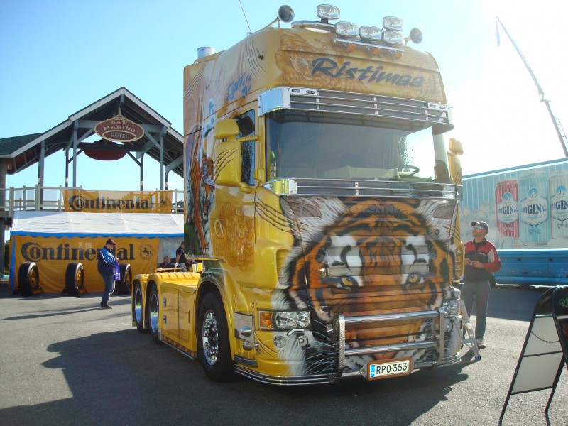Ristimaa trucking..
Taas yks omasta mielestä komia Ristimaan Scania. Ja Lolvov vanit, älkää itkekö, mutta taitaa olla niin, että tarttu koko vestareelta vaan yks Volvon kuva kesänä '11.
Power truck show. Ala-Härmä. 13.08.'11
