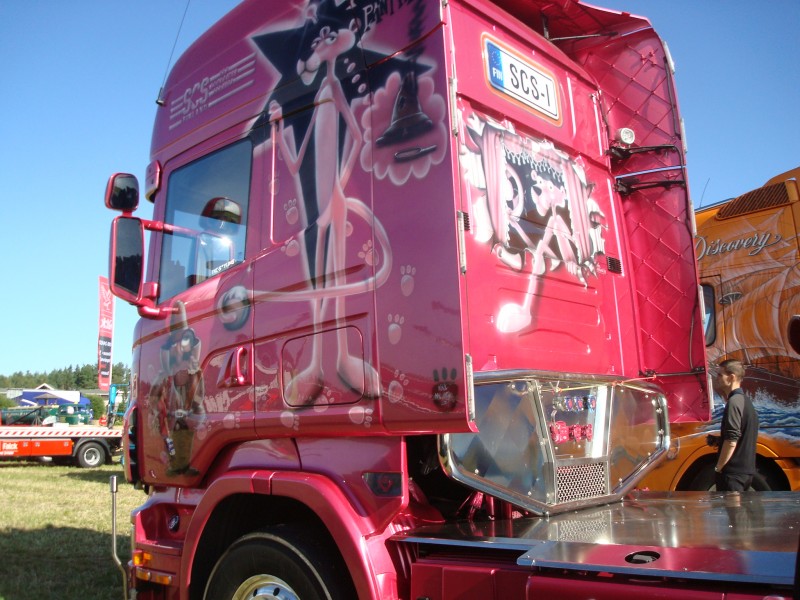 Pinkki pantteri..
Parin vuoren tauko oli, sitte Pinkki Pantteri palas, legenda osastolle.
Power truck show. Ala-Härmä. 13.08.'11
