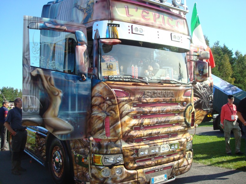 R Sarjaa..
En tarkalleen muista, mutta joku R500 sarjalaanen tää oli. Muistaakseni oli tullu Tanskasta, ja siinoli joku savukone häkkyrä..
Power truck show. Ala-Härmä. 13.08.'11
