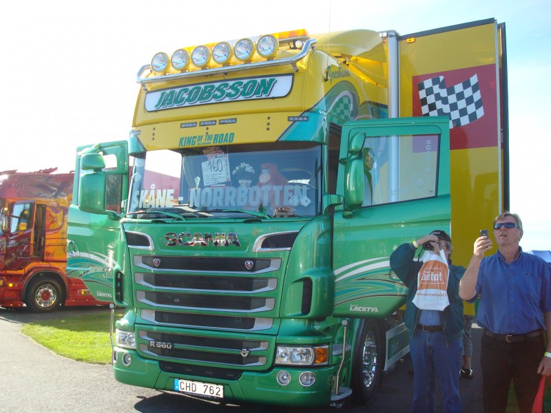 R560 V8
Muistaakseni tää Scania tuli Ruottista.. Aika jämerä väritys.
