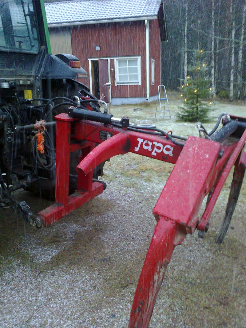 Japa juontokoura
Pientä projektia. Oltiin menossa testaan ku laitettii 
kääntösylinteri että ei tartte niin paljo vekslata.
