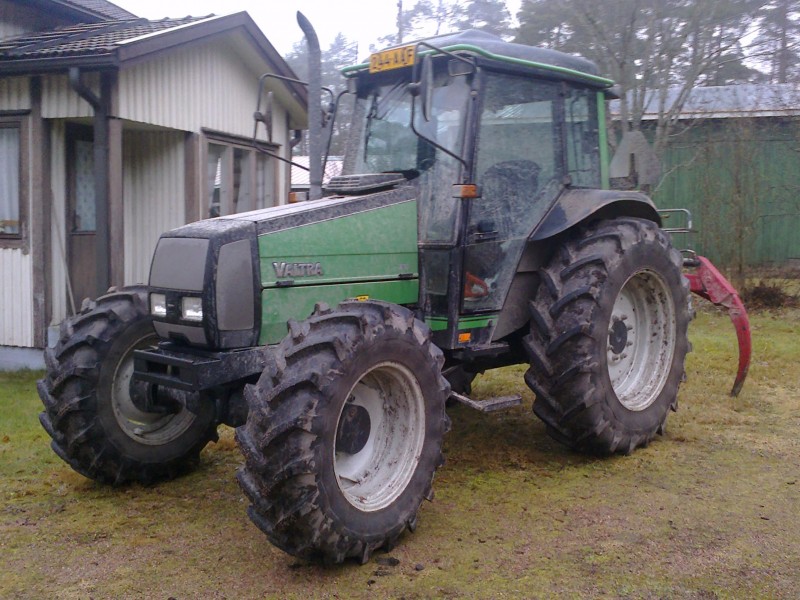 Valtra 800
Puumettään lährössä
