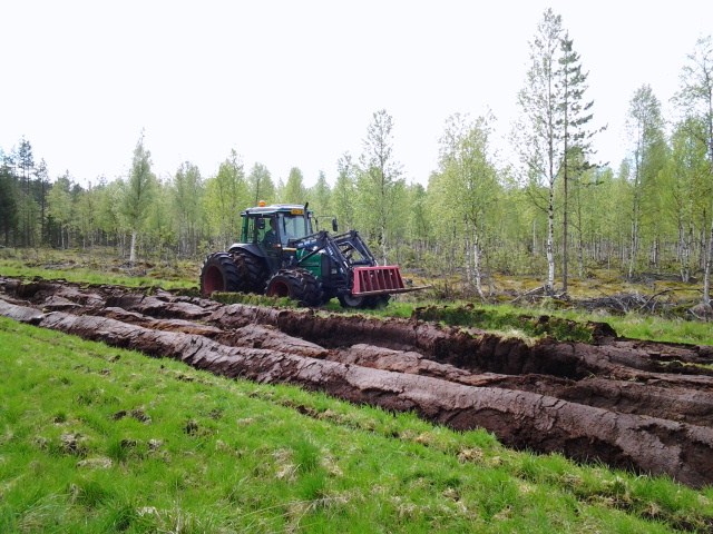 Valtra 900 kyntää
Elkää valittako vaikka kynnetäänki tossa kuvassa parit päällä, koska toi on riistapelto ja suo maasto nii ei ois ysi satasta näkyny sen jälkeen jossei ois ollu pareja. Upottaa nii pirusti
