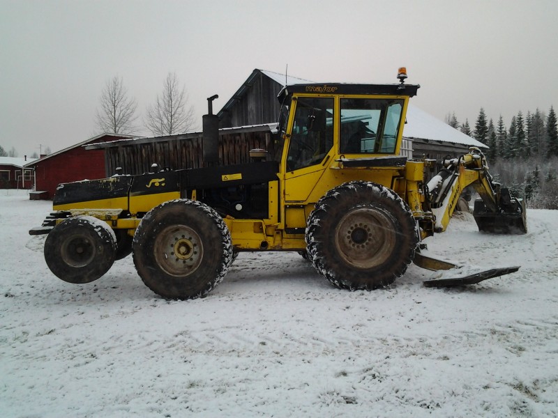 Ford 7610 Vammas Major
Tänään löytiin vammas tulille, kun päässy seisomaan tuolla. Tarkotuksena ois kaivaa naapurille oja, kun käydään 900:sella ajamasa puut poissa.
