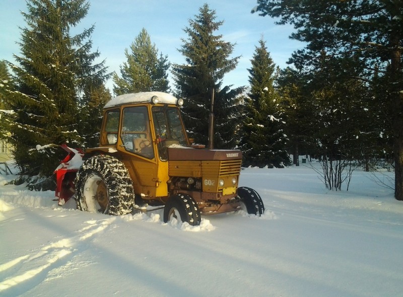 Valmet 602
Tuli ajettua vähä ummessa. Näyttää että lunta on vähän, mutta kyllä tuolla renkaan alla vielä lunta löytyy.
