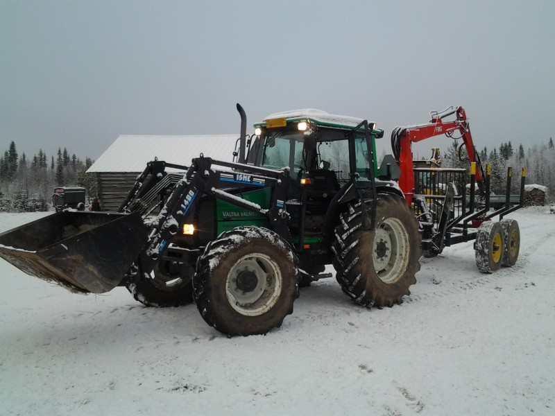 Valtra Valmet 900 
Puun ajoon lähdössä naapuriin.
