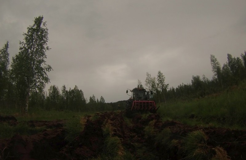 Kyntöö
Riistapellon kyntöö.. Ei oikeen kaaju hyvin, kun tuommosta suota tuo pelto.
