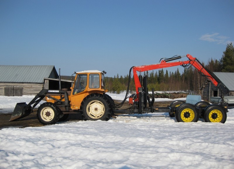 EX Valmet 602
Meijä entinen 602 ja Omavalmiste metsäkärry vielä keskeneräisenä. 
