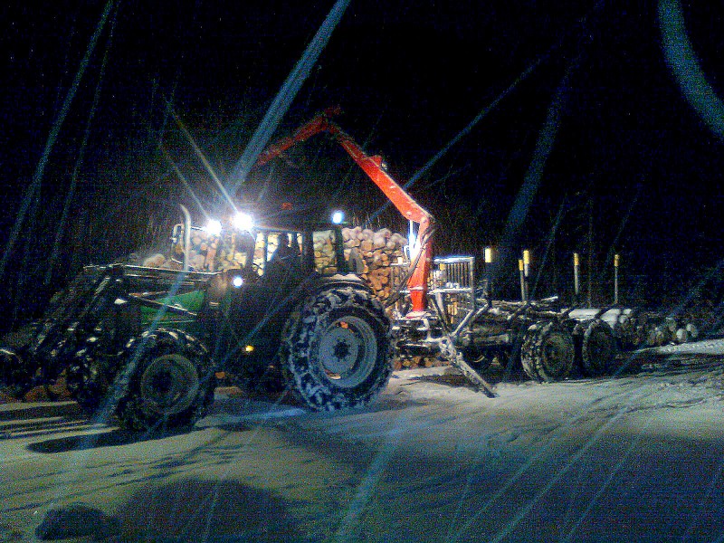 Valtra Valmet 900 Autocontrol + Omateko mettäkärry
Joo kuormanpurkua toissavuodelta.
