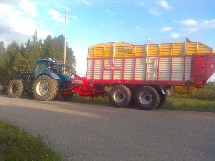 New Holland T7030 & Pöttinger Torro 
Luulin että toi Hollandi on iso mutta erehdyin O_o
