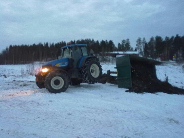 New Holland TM 190
Talvelta urakointia. :D
