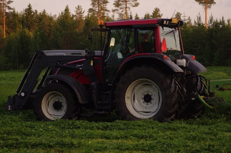 Valtra työssä
Siinä kävin niittämässä peltoa Kronella. :D

