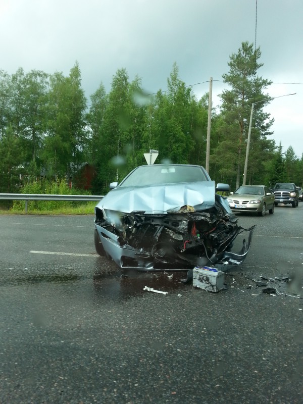 joku veti nätisti kanttilamppu Volvon kylkee Okran aikoihin.
