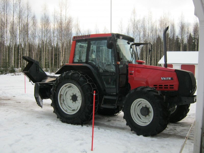 Valtra 6350
Joululoman kunniaksi pesin tuon meijä hitekin ulkoo ja imuroin ja pyyhin rätillä kopin sisukset.
