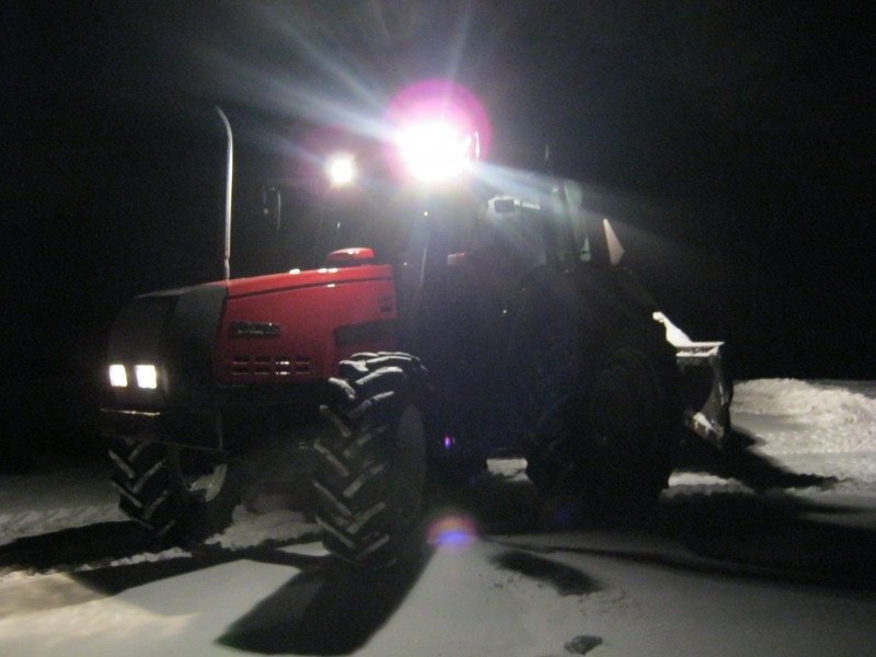 Valtra.
6350 ja paska 250leppä.
